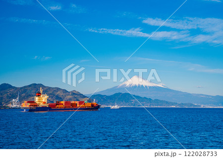 (静岡県)富士山を背に、清水港を航行する船舶 (静岡県)富士山を背に、清水港を航行する船舶 122028733