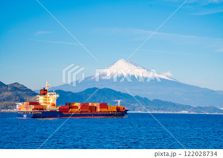 (静岡県)富士山を背に、清水港を航行する船舶 (静岡県)富士山を背に、清水港を航行する船舶 122028734