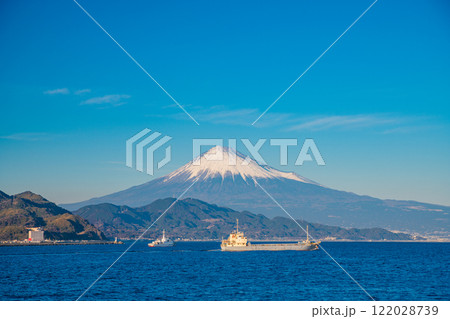(静岡県)富士山を背に、清水港を航行する船舶 (静岡県)富士山を背に、清水港を航行する船舶 122028739