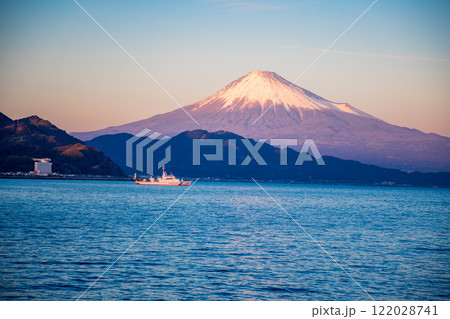 （静岡県）富士山を背に、清水港を航行する船舶 122028741