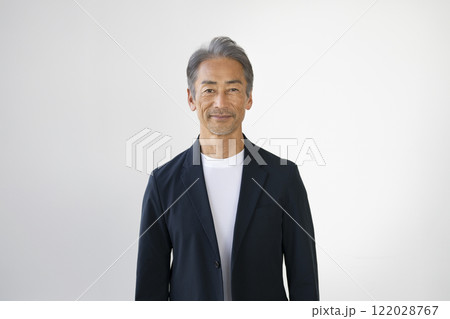 カメラ目線で微笑む60代の男性 122028767