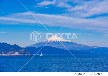 （静岡県）清水港に停泊する船舶と富士山　夕景 122028982