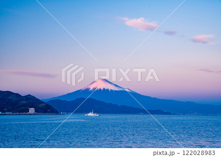 (静岡県)清水港に停泊する船舶と富士山 夕景 (静岡県)清水港に停泊する船舶と富士山 夕景 122028983