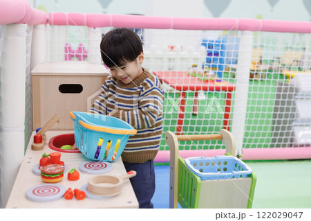 おままごとで遊ぶ子供 おままごとで遊ぶ子供 122029047