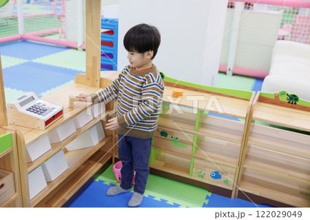 おままごとで遊ぶ子供 おままごとで遊ぶ子供 122029049