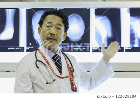レントゲン写真を見て説明する医師　セミナー　撮影協力：学校法人電波学園 東京電子專門学校 122029184