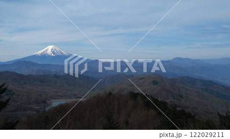 大菩薩嶺から望む冬の山並みと富士山 122029211
