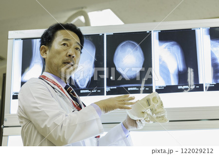 レントゲン写真を見て説明する医師　セミナー　撮影協力：学校法人電波学園 東京電子專門学校 122029212
