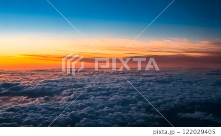 飛行機から眺める夕焼けと雲海 - 美しい空 122029405