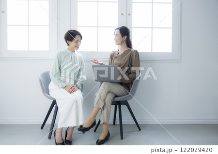 会話をする女性　 122029420