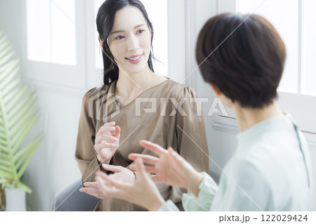 会話をする女性　 122029424