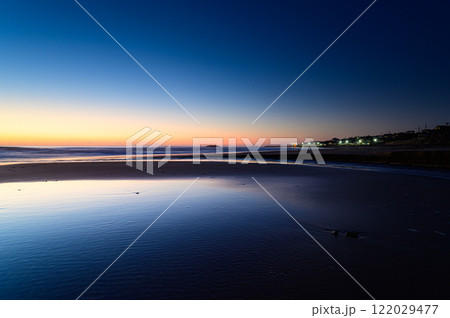 夜明け前のビーチ 122029477