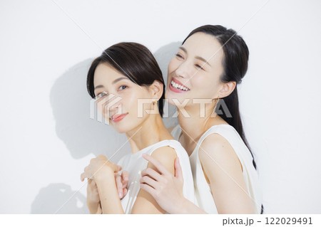 寄り添う二人の女性 寄り添う二人の女性 122029491