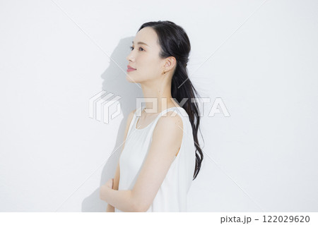 若い女性のポートレート 122029620
