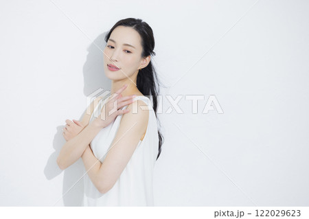 若い女性のポートレート 122029623