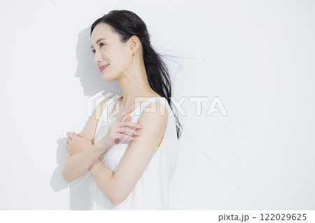 若い女性のポートレート 122029625