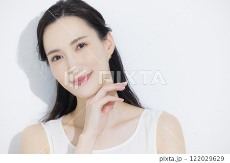 若い女性のポートレート 122029629