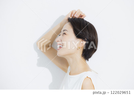 ショートヘアの女性のポートレート 122029651