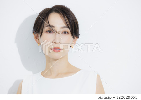 ショートヘアの女性のポートレート 122029655