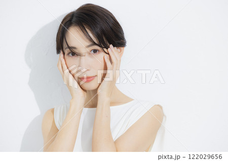 ショートヘアの女性のポートレート 122029656