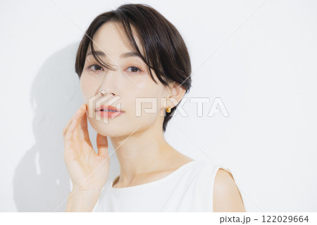 ショートヘアの女性のポートレート ショートヘアの女性のポートレート 122029664