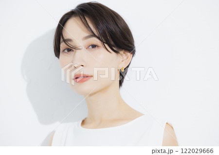 ショートヘアの女性のポートレート 122029666