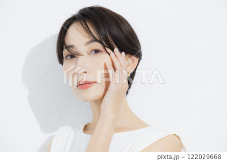 ショートヘアの女性のポートレート ショートヘアの女性のポートレート 122029668