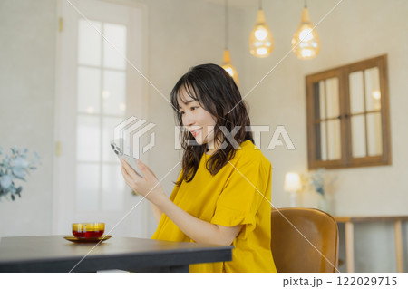 黄色いワンピースの女性 黄色いワンピースの女性 122029715