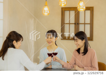 お酒のグラスを持つ女性 122029738