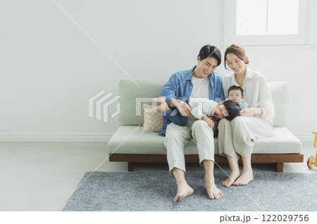 若い家族、親子、子ども、リビング 122029756