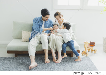 若い家族、親子、子ども、リビング 若い家族、親子、子ども、リビング 122029759