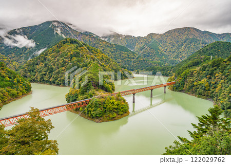 川根本町の秋の奥大井湖上駅の奥大井レインボーブリッジの風景(静岡県) 川根本町の秋の奥大井湖上駅の奥大井レインボーブリッジの風景(静岡県) 122029762