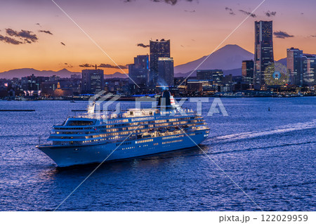 マジックアワーの富士山とみなとみらいの夜景 マジックアワーの富士山とみなとみらいの夜景 122029959