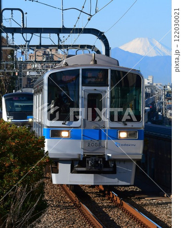 富士山を背景に並走する小田急2000形2055Fと5000形 122030021