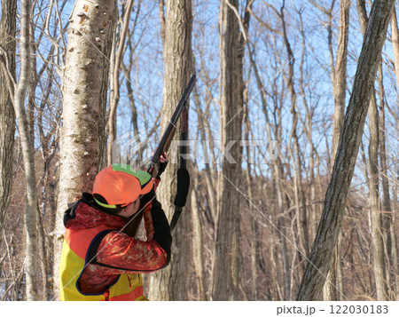 狩猟で獲物を発見し狙うハンター 狩猟で獲物を発見し狙うハンター 122030183
