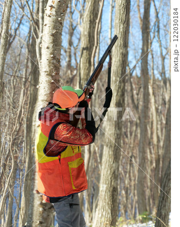 狩猟で獲物を発見し狙うハンター 122030184