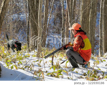 狩猟で猟犬に指示を出すハンター 122030186