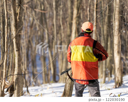 狩猟で獲物を探すハンター 122030190
