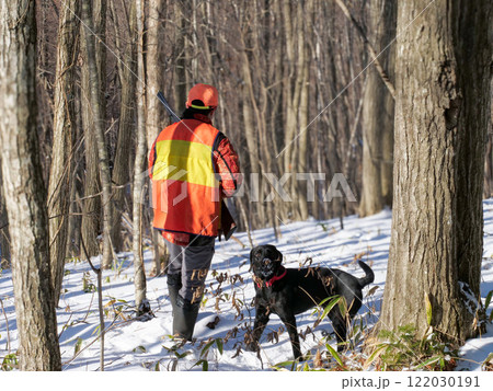 狩猟で猟犬に指示を出すハンター 122030191