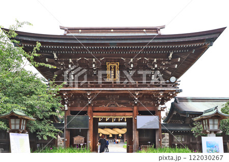 福岡県福津市の人気スポット菖蒲咲く宮地嶽神社楼門 122030267