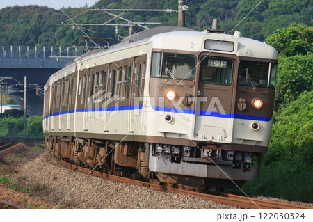 山陽本線を走る115系電車（JR西日本） 122030324