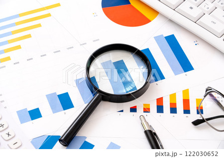 グラフと虫眼鏡 122030652