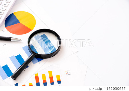 ビジネス資料と虫眼鏡のフリースペース ビジネス資料と虫眼鏡のフリースペース 122030655