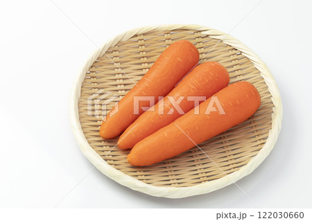 白バックでざるに置いたにんじん 白バックでざるに置いたにんじん 122030660