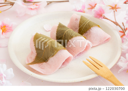 桜と桜餅にピンクの背景 122030700
