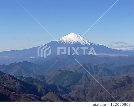 丹沢塔ノ岳から見た冠雪した冬の富士山 丹沢塔ノ岳から見た冠雪した冬の富士山 122030902