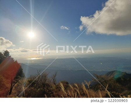 丹沢塔ノ岳山頂から昇る朝日 丹沢塔ノ岳山頂から昇る朝日 122030903