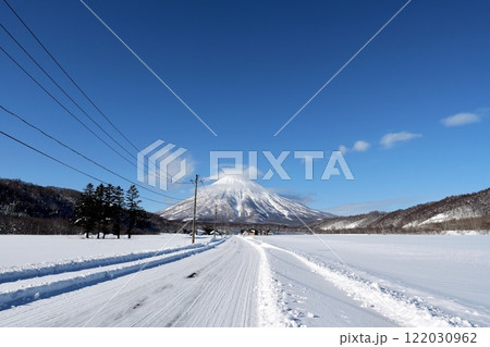 冬の晴れた日の「羊蹄山」喜茂別町側より 122030962