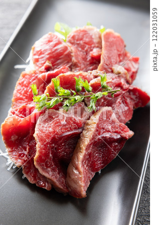 美味しい本まぐろのほほ肉の炙り刺身 122031059