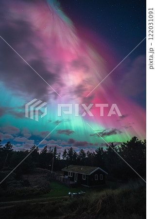 Aurora Borealis over small red scandinavian cabin Aurora Borealis over small red scandinavian cabin 122031091
